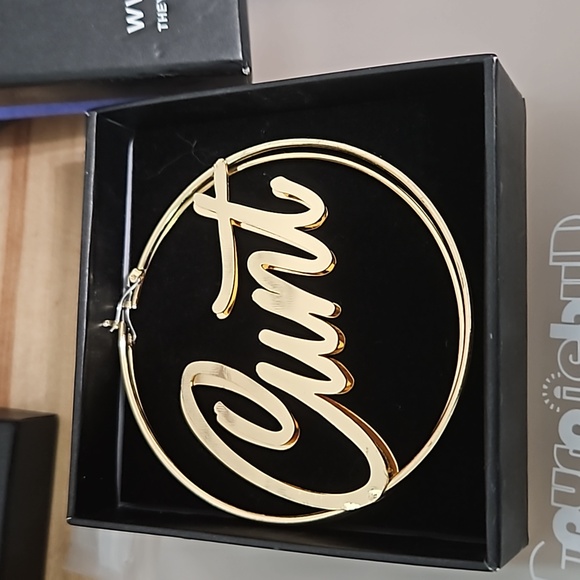 GIFT EARRINGS 🎁 HILARIOUS 😂 - Picture 2 of 2